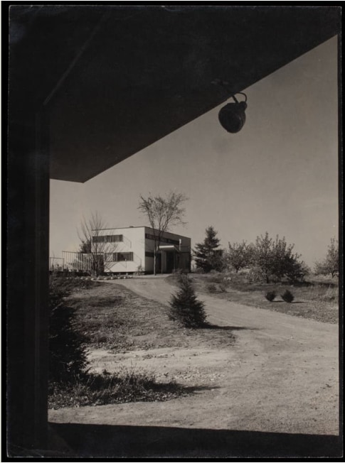 Gropius House viewed from Garage (1938). Courtesy of Harvard Art Museums.