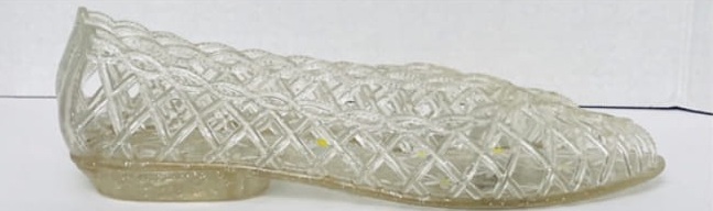 Transparent jelly shoe with a crisscross lattice design, shown on a neutral background.