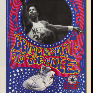 Un anuncio de estilo psicodélico con una imagen en blanco y negro de un hombre negro con un corto peinado afro saltando con un balón de baloncesto en las manos, rodeado por un marco ondulado y rayado, y la inscripción "Bring the Soul to the Hole" (Ponle alma a la canasta). Abajo hay un fondo azul con estrellas blancas y un tenis abultado blanco y rojo con el logotipo de Converse a la derecha, encima de las palabras "Back in Ball" (Vuelve a la cancha). 