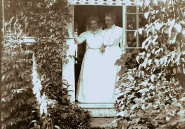 1b-emilytysonandsarahornejewett1905