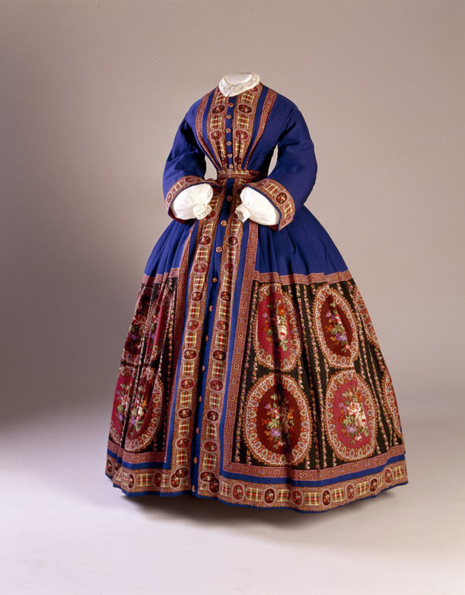 Blue and red dressing gown from 1862-1864