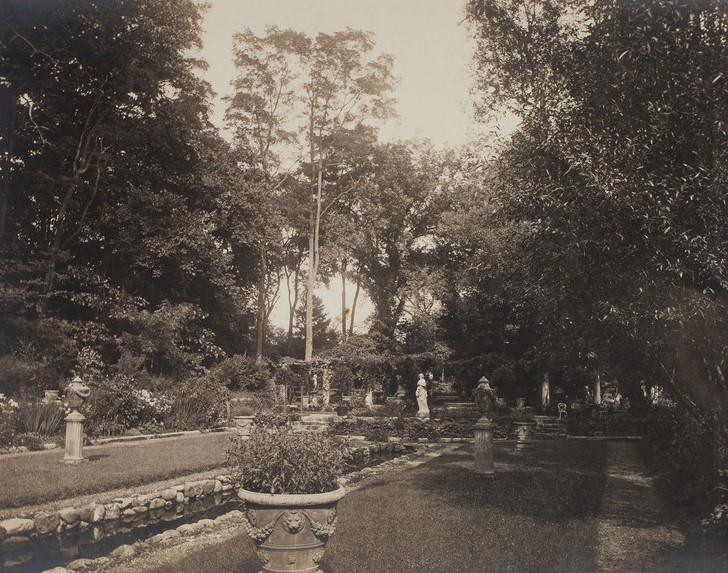 Black and White photo of Italian garden with pond