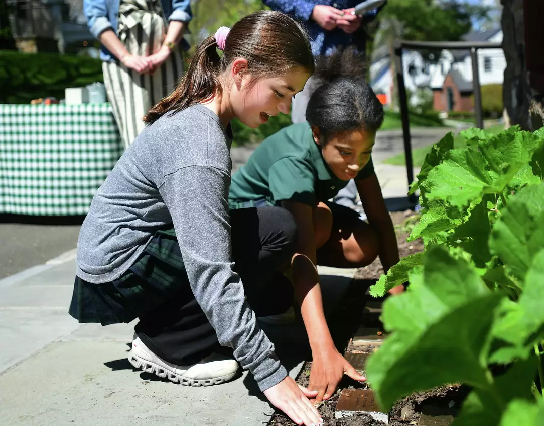 Greenwich Students Unearth History of 4 More of Town’s Enslaved People for Historical Markers